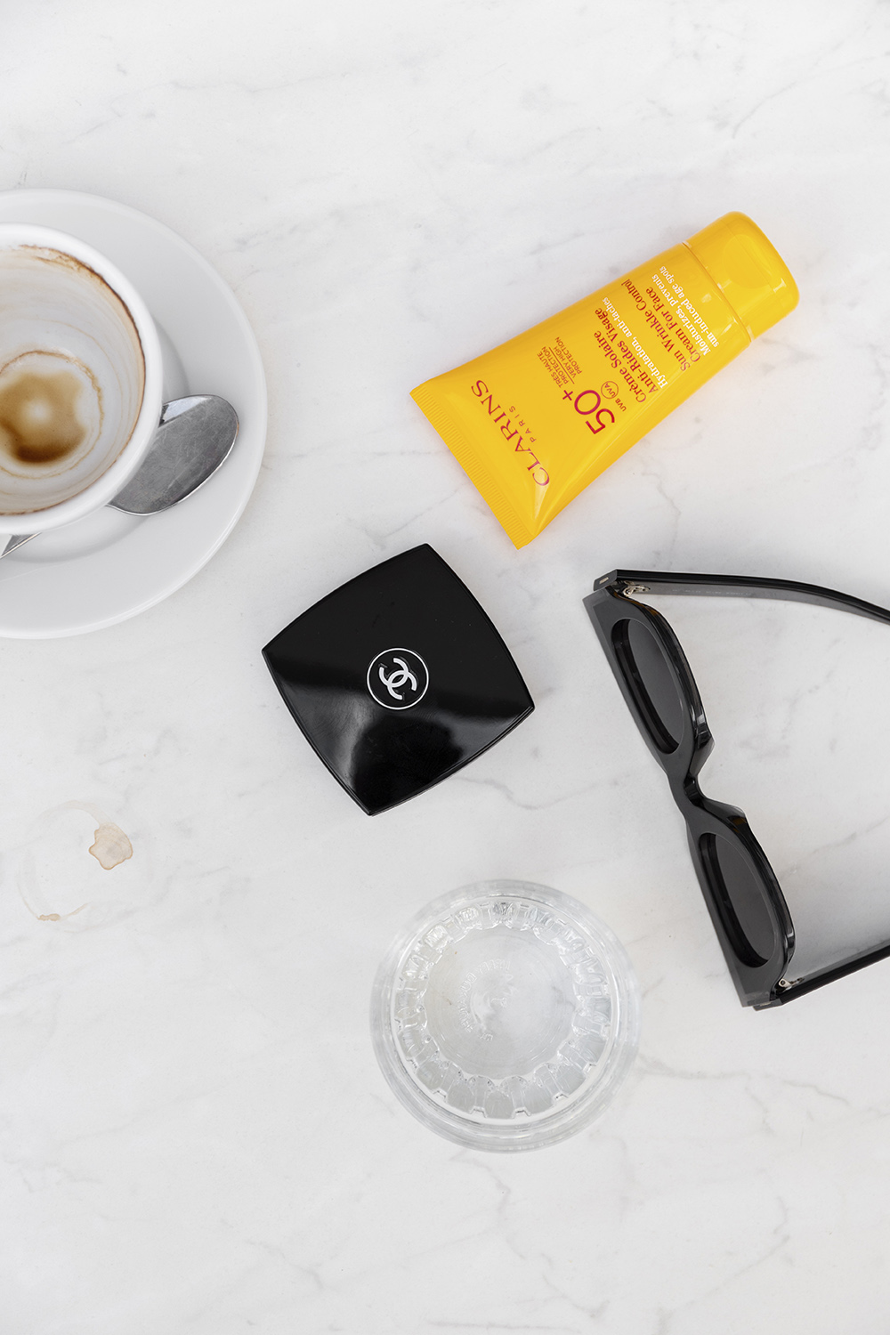Wakacyjne niezbędniki - kawa, okulary Celine, Chanel, krem z filtrem